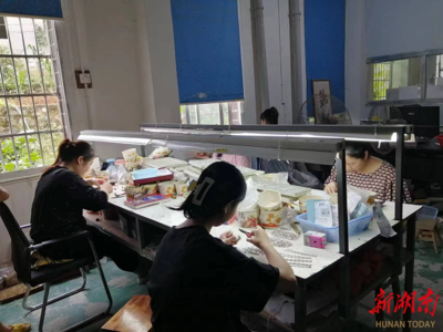 涟源市龙塘镇 饰品加工激活易扶搬迁群众增收“新通道”