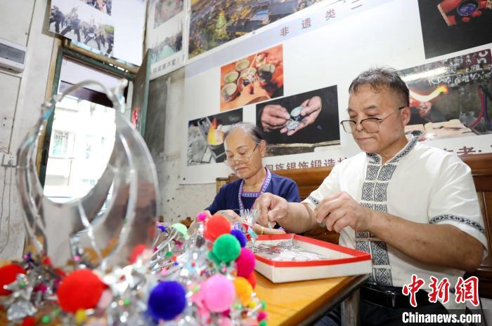 广西侗乡匠人 巧手锻造银饰里的民族文化之舞
